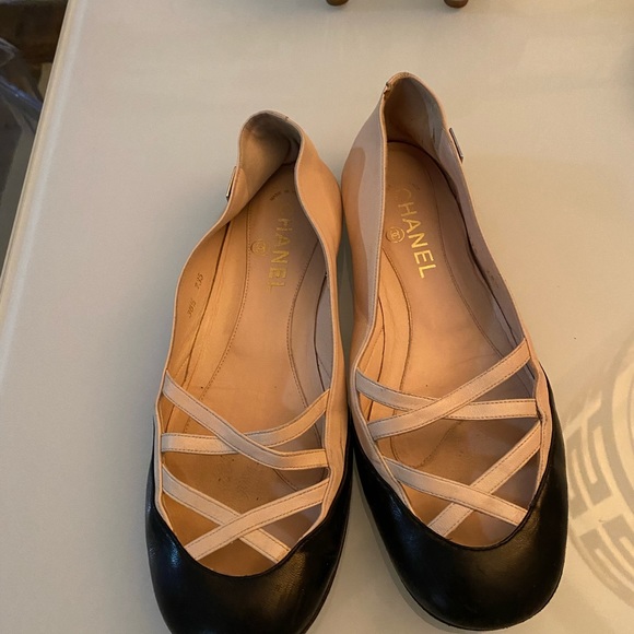 CHANEL flats, pale pink with black toes. Cut low. Very soft. Great condition - Picture 2 of 4
